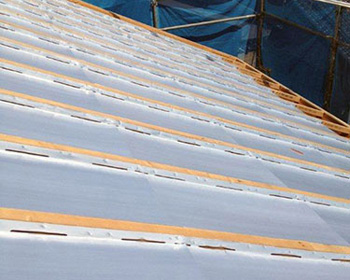 屋根に施工した高い遮熱と通気性を併せ持つ遮熱パネル